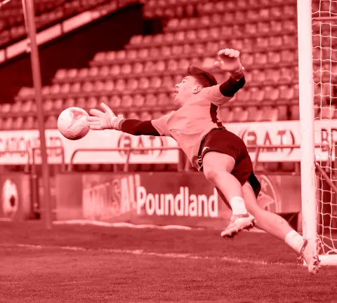 goalkeeeper trying to catck the ball 1